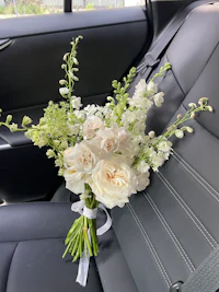 a white bouquet is sitting in the back seat of a car